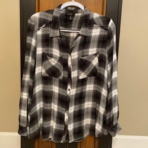 Jessica Simpson Size XL Black & White long sleeve shirt.